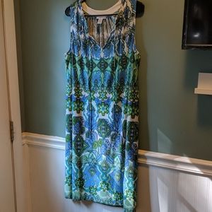 Sleeveless dress with ties at collar